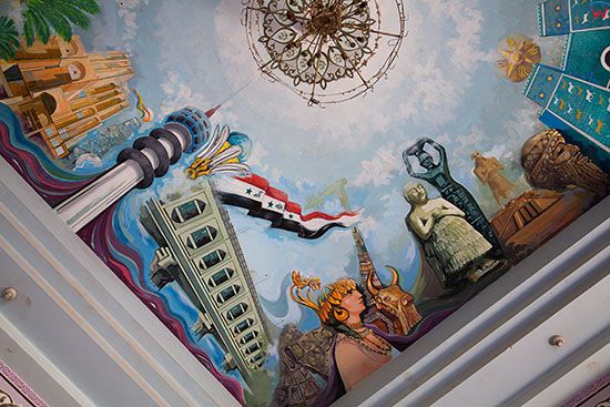 Irak, Babilon. Malowidla na suficie Palacu Prezydenckiego zamiszkiwanego przez Saddama Husajna.