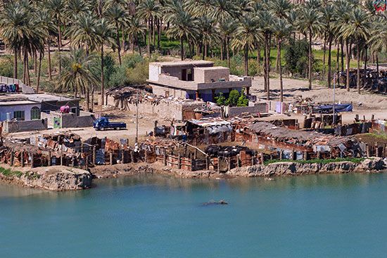 Irak, Babilon, Lewobrzezna czesc starozytnego miasta z widokiem na terazniejsze slumsy.