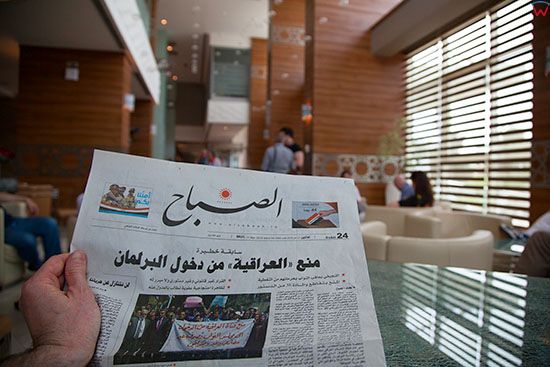 Irak, Karbala, 17.03.2014r. Mieszkaniec hotelu Rotana czytajacy codzienna prase.