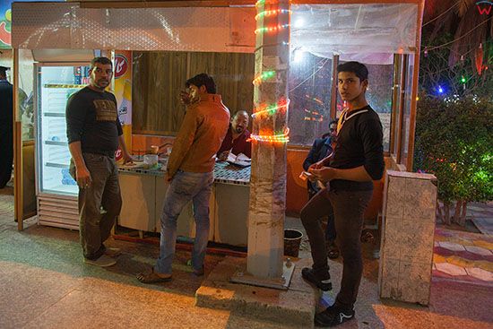 Irak, Karbala, 10.03.2014r. Mieszkancy miasta przed wejsciem do restauracji.