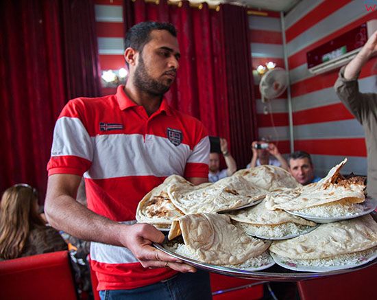 Irak, Karbala. Kelner w jednej z karbalskich restauracji.