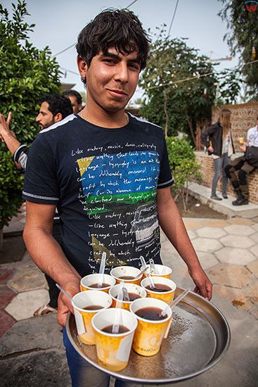Irak, Karbala. Kelner oferujacy czaj - mocna herbate z duza zawartoscia cukru.