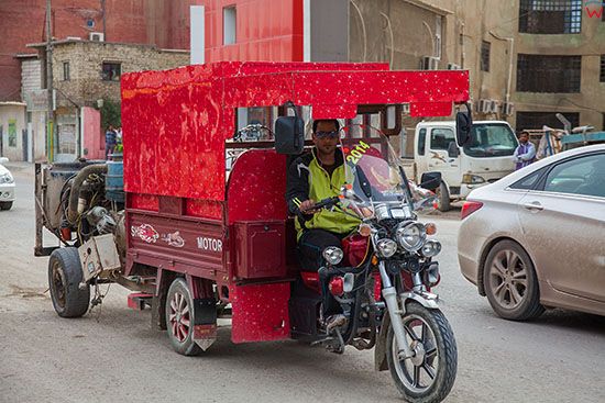 Irak, Karbala. Popularne, transportowe motocykle na  ulicy miasta.