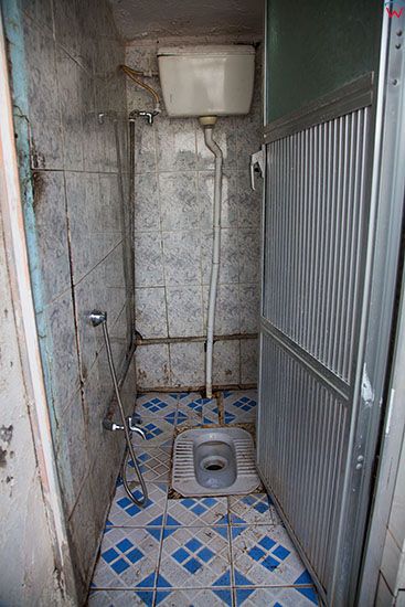 Irak, Karbala. Toalety w restauracji.