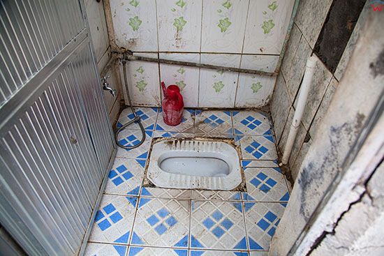 Irak, Karbala. Toalety w restauracji.