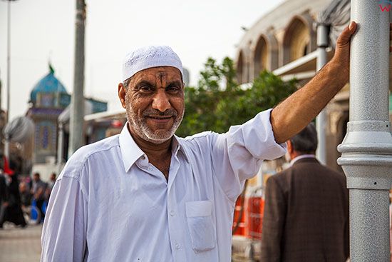 Irak, Karbala. Mieszkaniec miasta przy ulicy Oabla St.