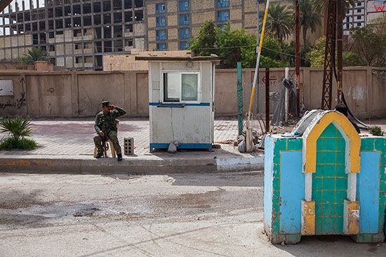 Irak, Karbala. Posterunek policji w centrum miasta.