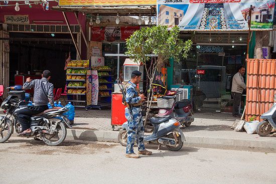 Irak, Karbala. Uliczne sklepy w centrum miasta.