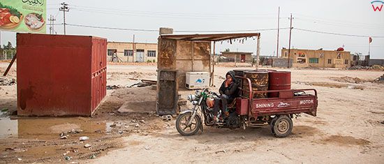 Irak, droga Karbala - Nadzaf. Mezczyzna sprzedajacy paliwo.