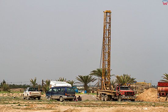 Irak,  Al-Hindiyah. Wiercenie studni w poszukiwaniu wody pitnej.