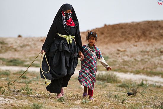 Irak, bliska okolica Karbali. Kobieta z dzieckiem.