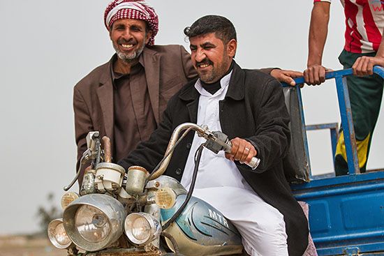 Irak, bliska okolica Karbali. Mezczyzni na motocyklu transportowym