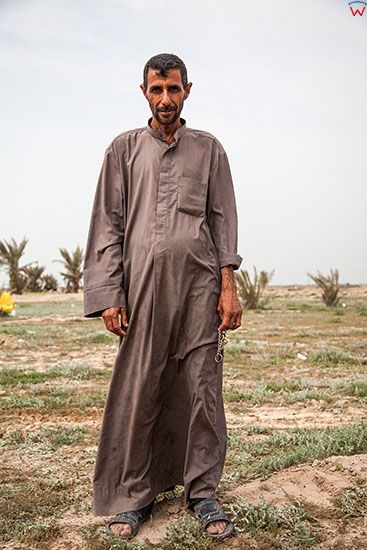 Irak, bliska okolica Karbali. Robotnik obslugujacy wiertnie poszukujaca wody pitnej.