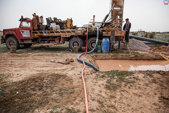 Irak, bliska okolica Karbali. Wiertnia w poszukiwaniu wody pitnej.