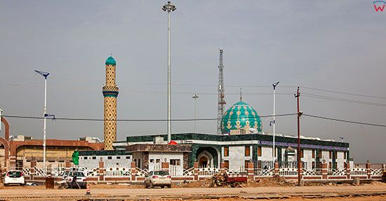 Irak, Karbala. Minaret na obrzezach miasta.