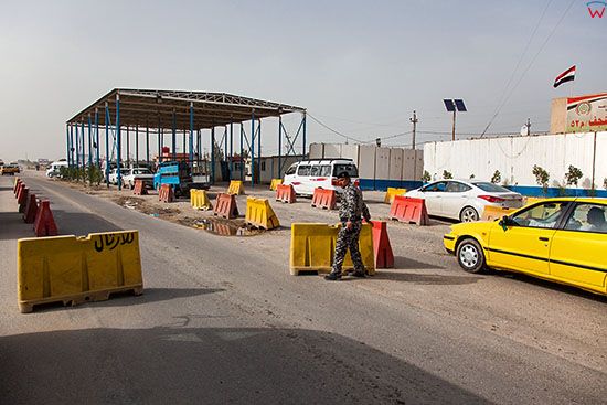 Irak, Karbala. Check post, posterunek policji i wojska 300 metrow na drodze prowadzacej z NadĹĽafu do Karbali.