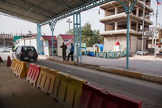 Irak, Karbala. Check post, posterunek policji i wojska 400 metrow przed Karbala, na drodze z Nadzafu.