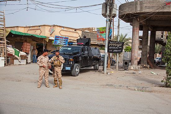 Irak, Karbala. Wojskowy patrol w centrum miasta.