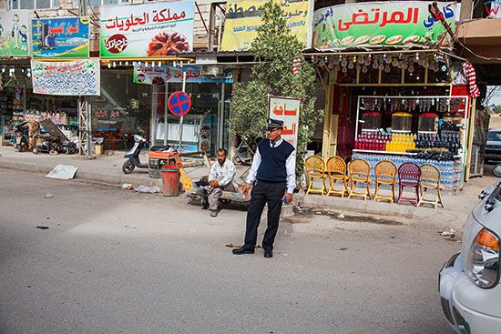 Irak, Karbala. Policjant na ulicach miasta.