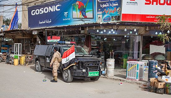 Irak, Karbala. Uzbrojony patrol wojska w centrum miasta.