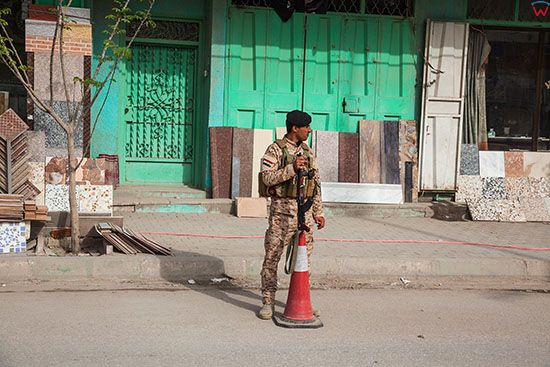 Irak, Karbala. Zolnierz patrolujacy ulice miasta.