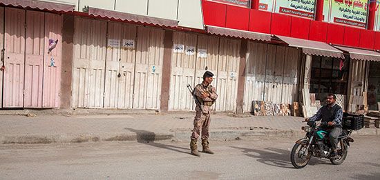 Irak, Karbala. Zolnierz patrolujacy ulice miasta.