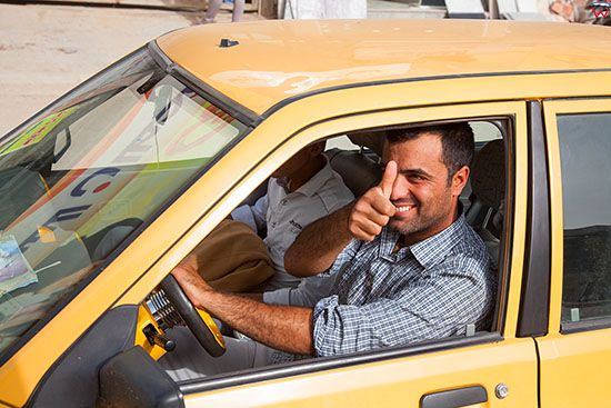 Irak, Karbala. Kierowca na ulicy miasta.