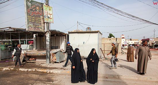 Irak, Karbala. Srtoj kobiet na irackiej ulicy.