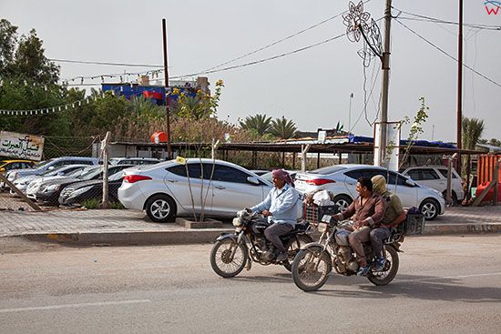 Irak, Karbala. Motocyklisci w polnocnej czesci miasta.