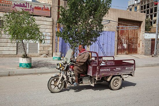Irak, Karbala. Trojkolowy motocykl w centrum miasta.