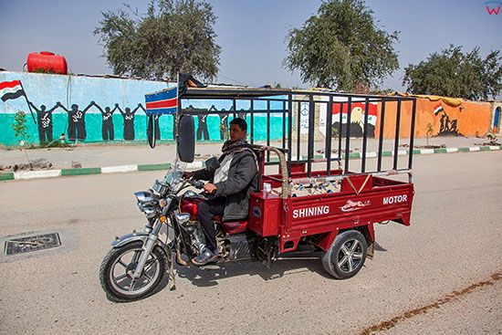 Irak, Karbala. Trojkolowy motocykl w centrum miasta.