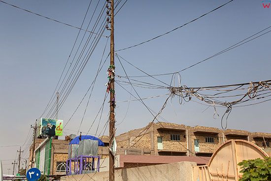 Irak, Karbala. Prowizoryczna siec elektryczna na ulicy ulicy Prophet Muhammad St.