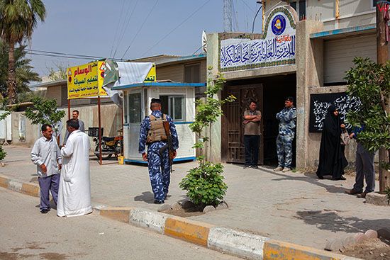 Irak, Karbala. Straznicy kontrolujacy wchodzacych do meczetu w centrum miasta.