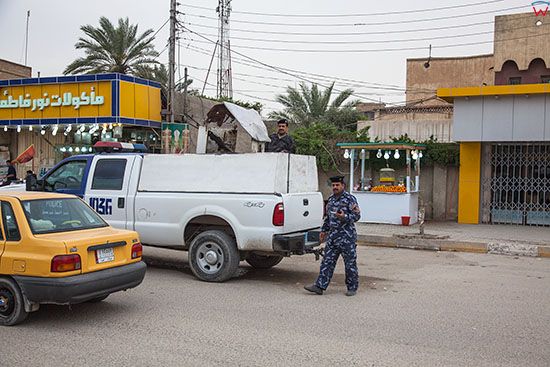 Irak, Karbala. Patrol policji i wojska w centrum miasta.