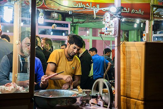 Irak, NadĹĽaf. Jedna z wielu ulicznych restauracji. Przygotowywanie miescowego specjalu przez kucharza.