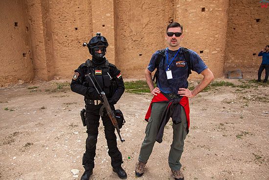 Privat, z funkcjonariuszem SWAT w Iraku.