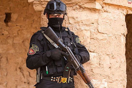Irak, Al-Hindiyah, 18.03.2014 r. Funkcjonariusz jednostki specjalnej Irackiego SWAT-u.