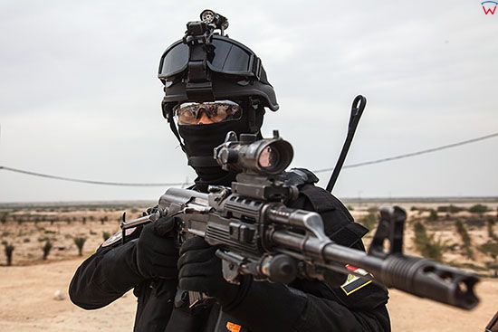 Irak, Al-Hindiyah, 18.03.2014 r. Funkcjonariusz jednostki specjalnej Irackiego SWAT-u.