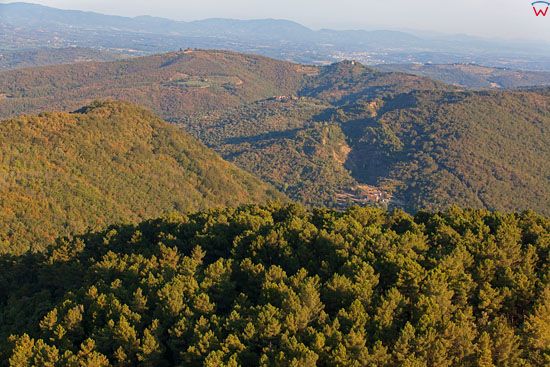Apeniny Srodkowe w okolicy Civitella in Val di Chiana. EU, Italia, Toskania/Arezzo. LOTNICZE.