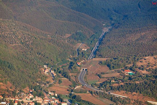 Autostrada przcinajaca Apeniny w okolicy Pallazo del Pero.  EU, Italia, Toskania. LOTNICZE.