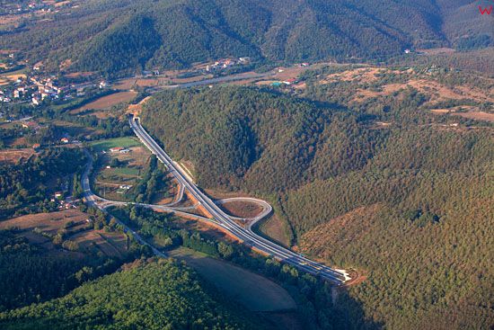 Autostrada przcinajaca Apeniny w okolicy Pallazo del Pero.  EU, Italia, Toskania. LOTNICZE.