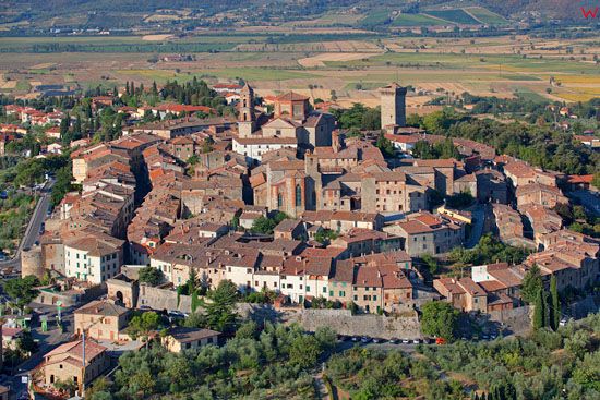 Miasteczko Lucignano. EU, Italia, Toskania/Arezzo. LOTNICZE.