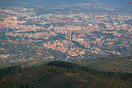 Panorama na miasto Arezzo z gory Monte Nerone.  EU, Italia, Toskania. LOTNICZE.