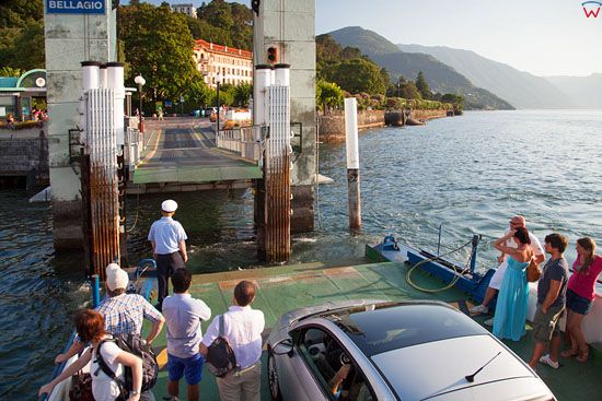 Prom dobijajacy do nabrzeza miejscowosci Bellagio nad jeziorem Como. EU, Italia, Lombardia/Como.
