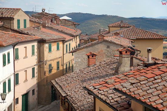 Dachy kamienic w Cortonie. EU, Italia, Toskania/Arezzo.