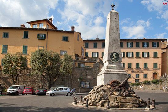 Cortona, plac Via San Sebastiano z pomnikiem. EU, Italia, Toskania/Arezzo.