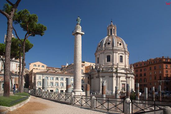 Rzym, kosciol Najswietrzego imienia Maryi z widoczna kolumna Trajana przy Via di Eufemia. EU, Italia.