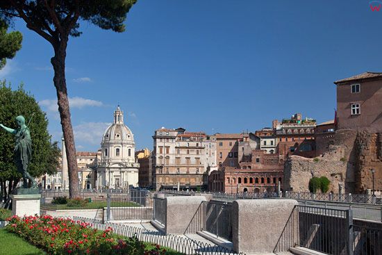 Rzym, panorama na kosciol Najswietrzego imienia Maryi i okolice Forum Trajana. EU, Italia.
