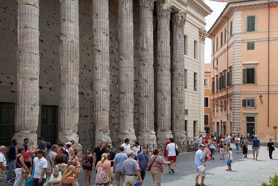 Rzym, kolumny Temple of Hadrian. EU, Italia.