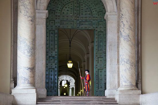 Watykan, Gwardzista Szwajcarski w wejsciu do Bazyliki Swietego Piotra. EU, Italia.